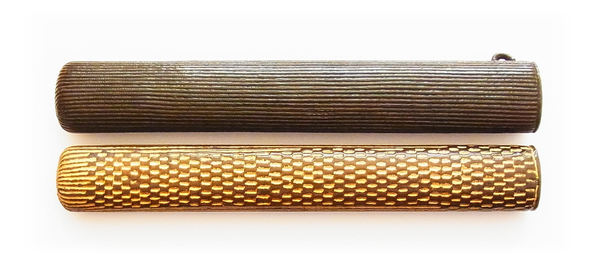 Hidden inside is a  gold glittering holder with Maki-e.