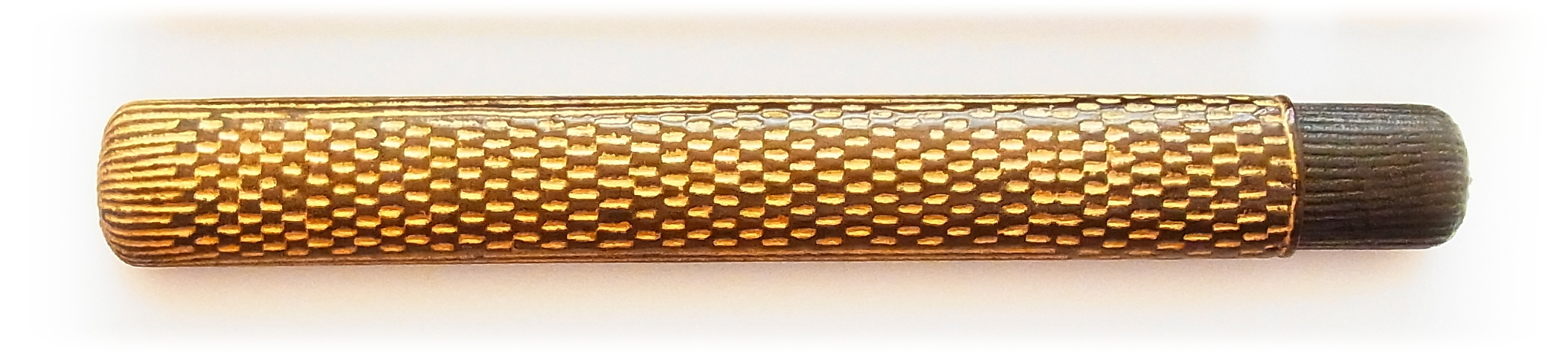 This hidden gold maki-e holdder can be used to hold a pipe with tube cap.