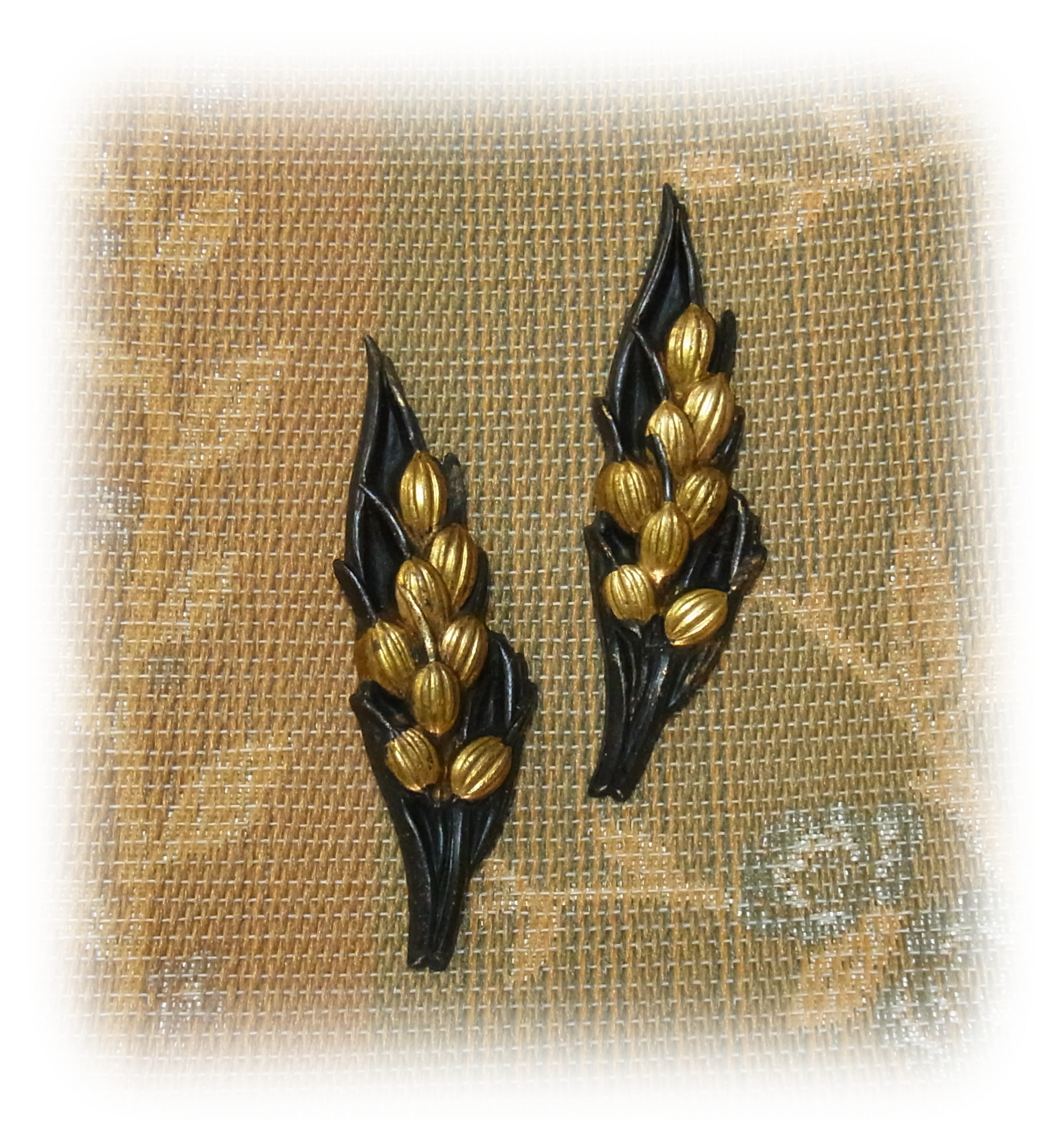 A Menuki for Japanese sword fittings, and the name of the design is the ear of rice.