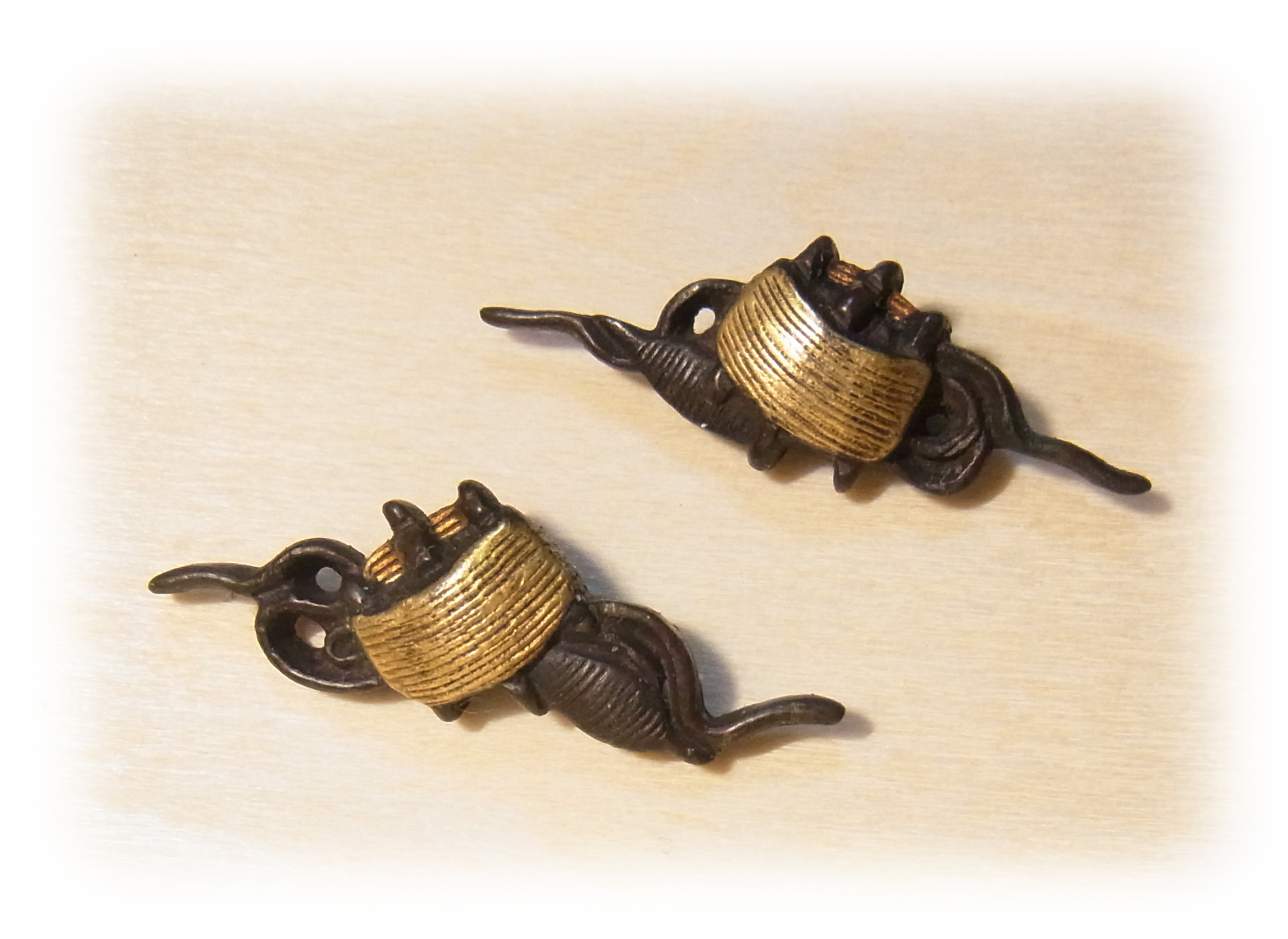 A Menuki for Japanese sword fittings, and the name of the design is Yarn winder.