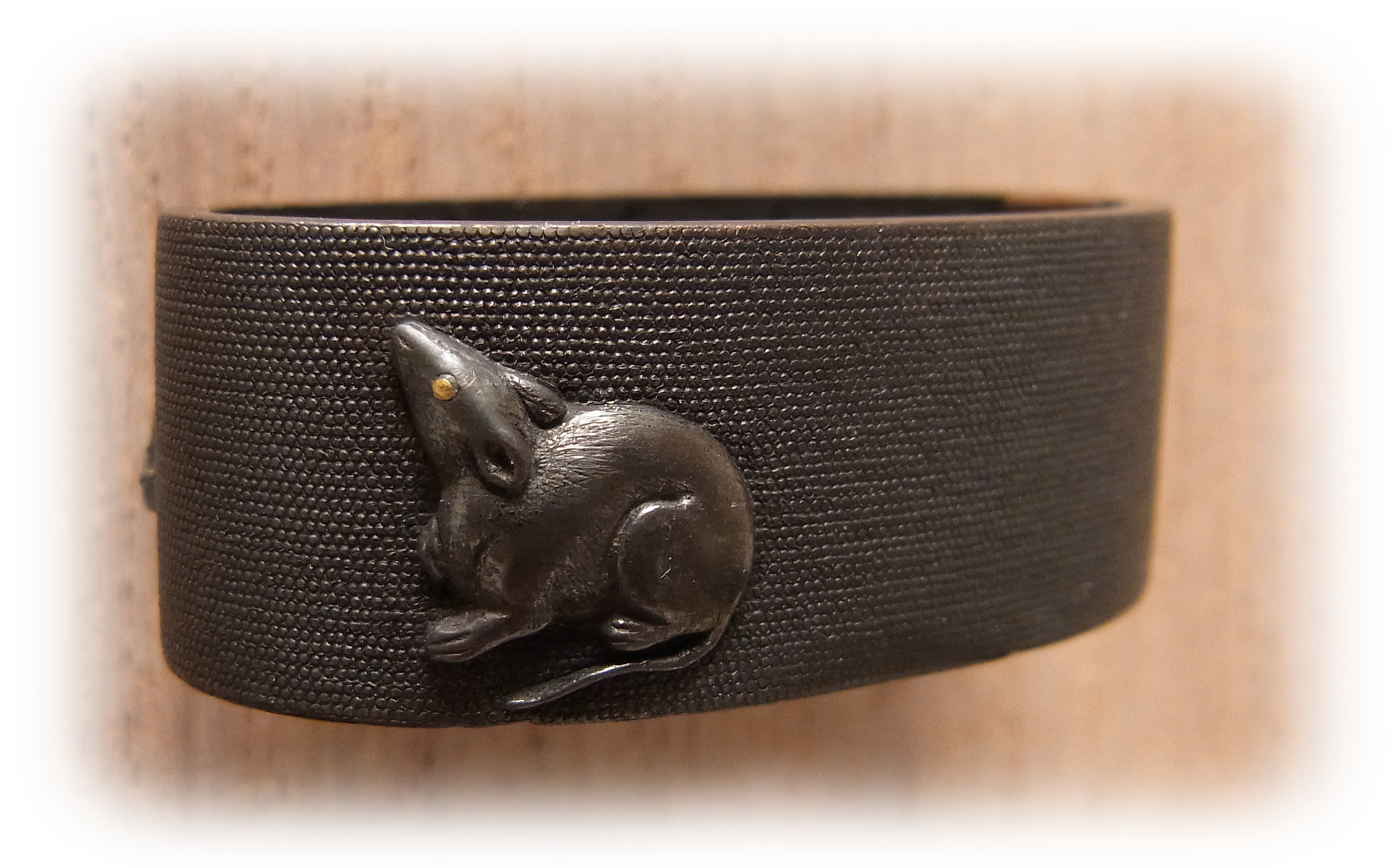 Fuchi :A Mouse found something