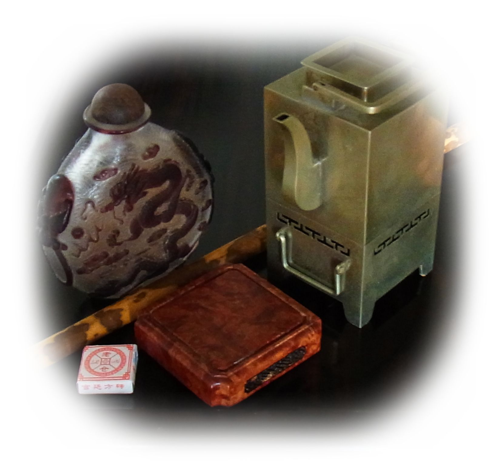 Qianlong glass snuff bottle with purple dragon and bat relief