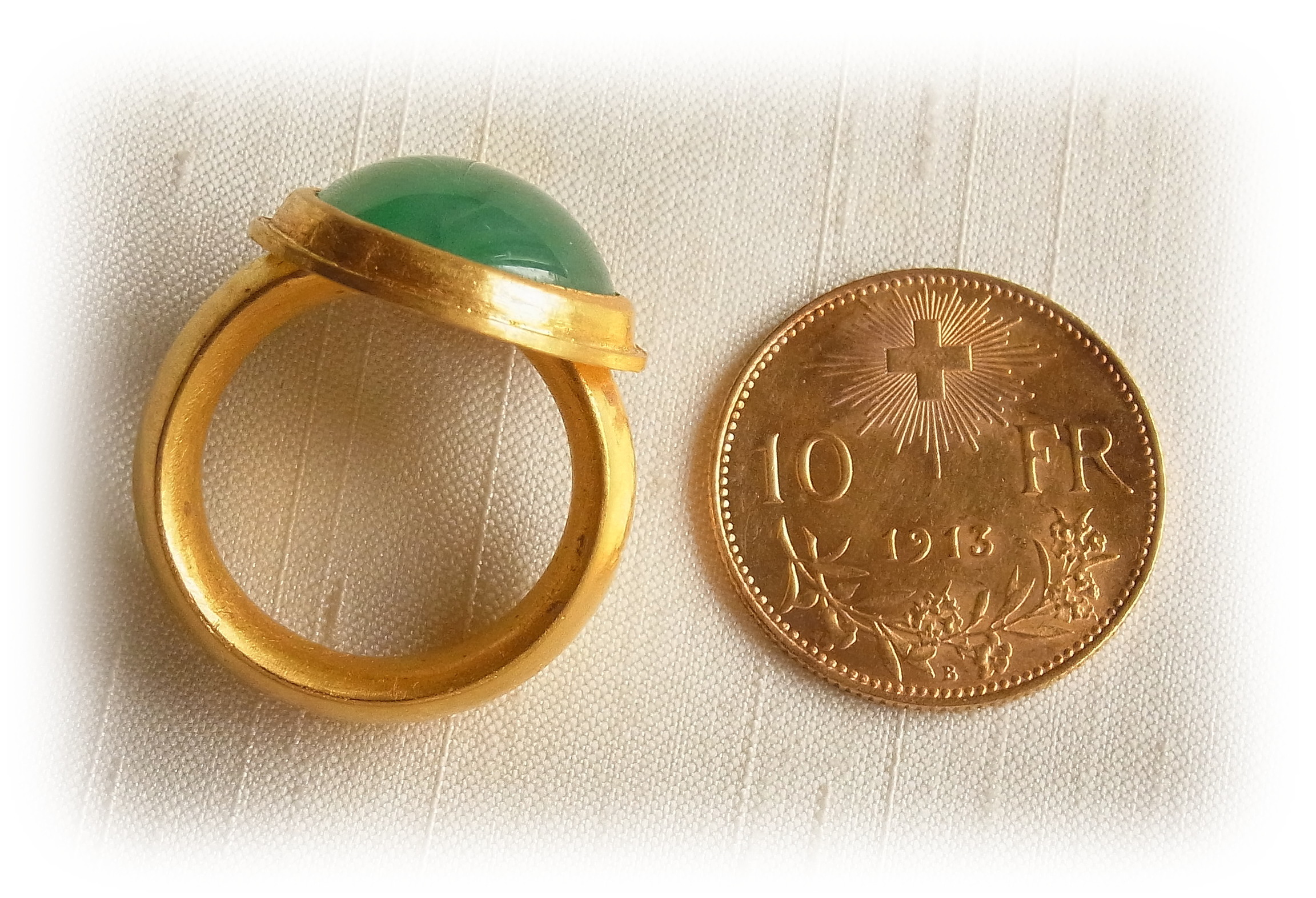 Deep green Jadeite gold ring (Side)