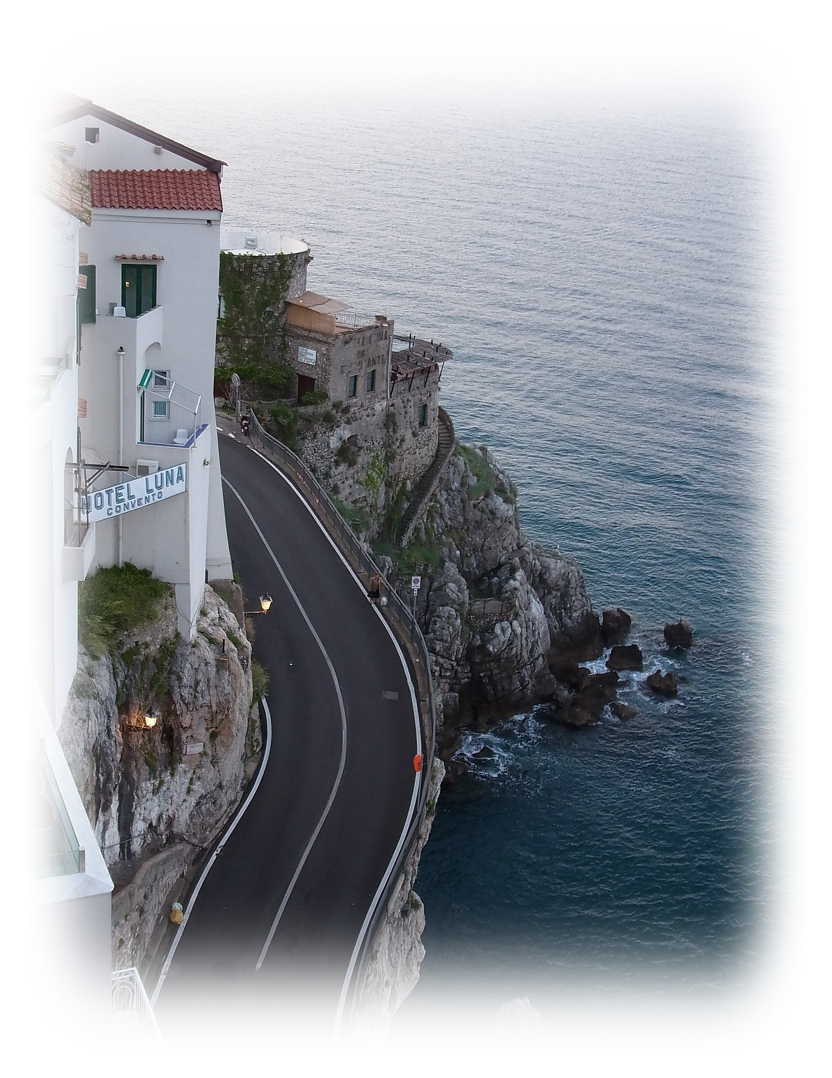 ホテル ルナ コンヴェントのすぐ横はうねる道路と深く蒼い海