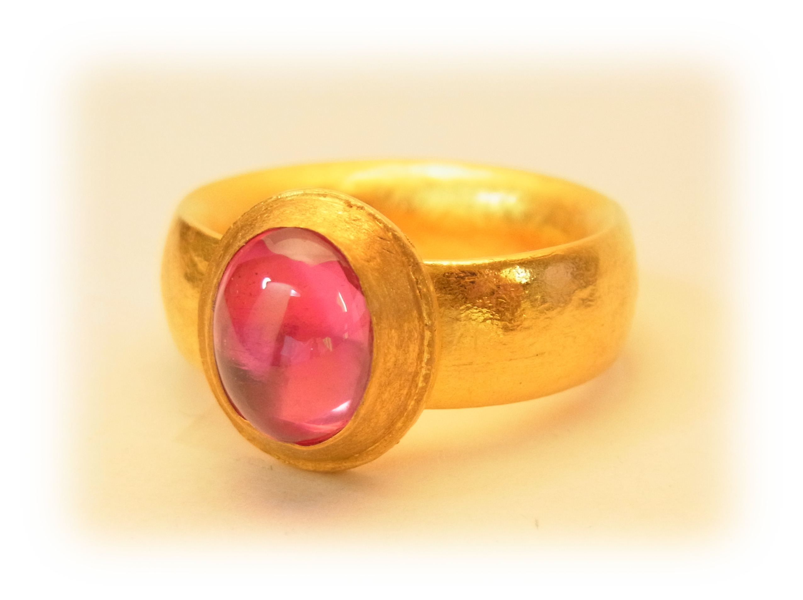 Pink Sapphire cabochon gold ring