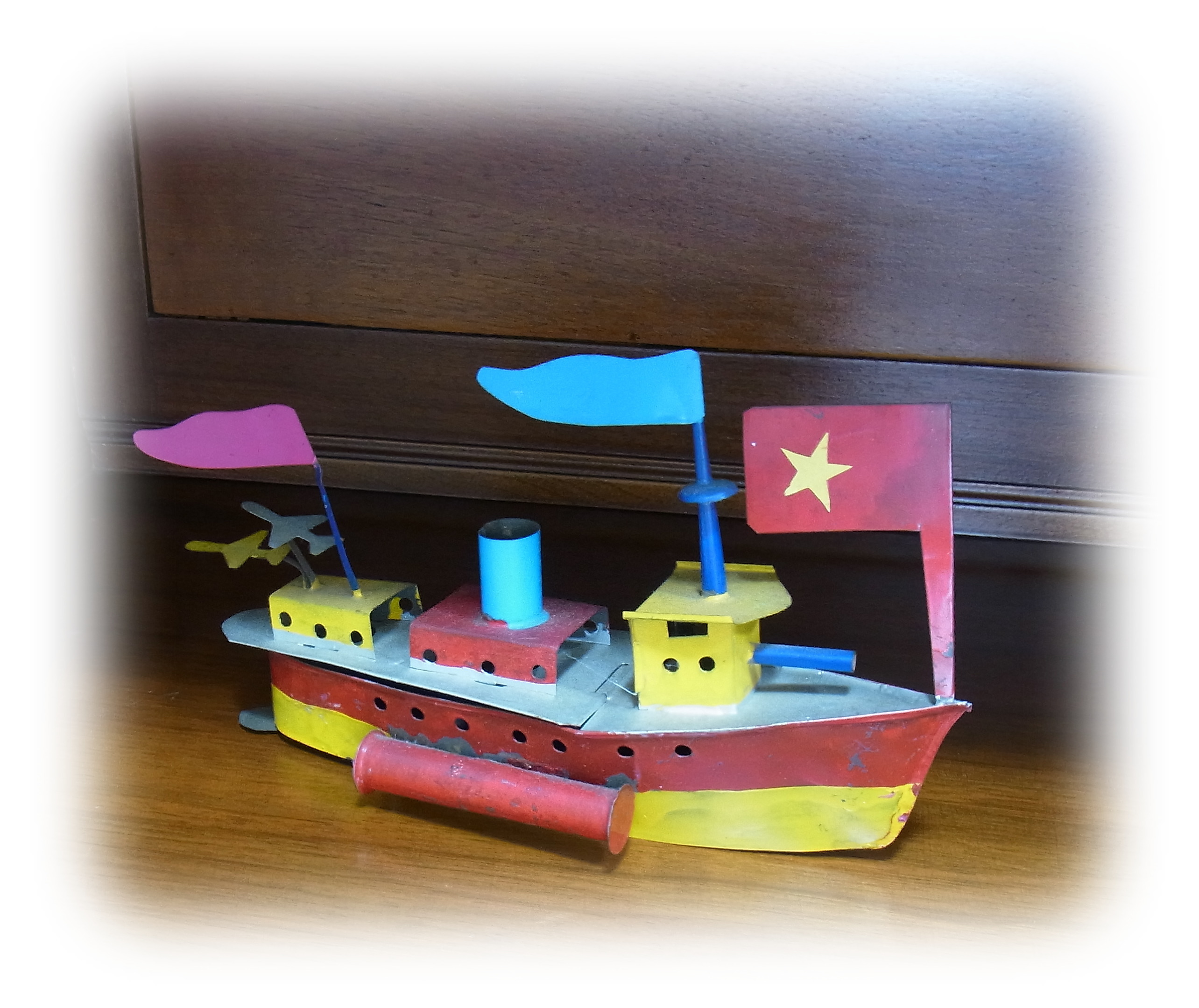 ハノイで中秋節に購入したポンポン船の軍艦