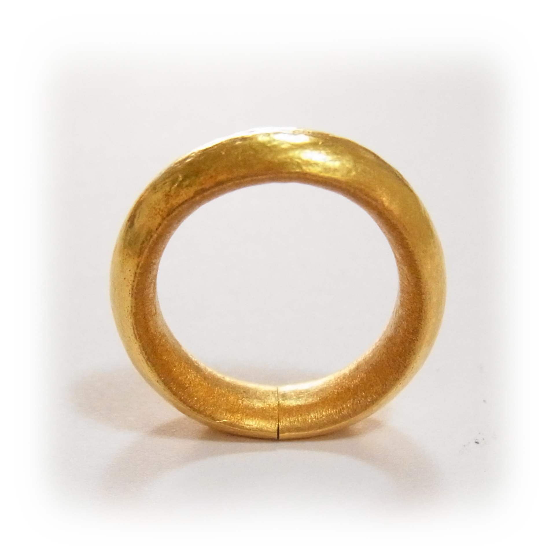 Step7:The joint of the gold bar to be made into a ring is cut so that it fits perfectly.