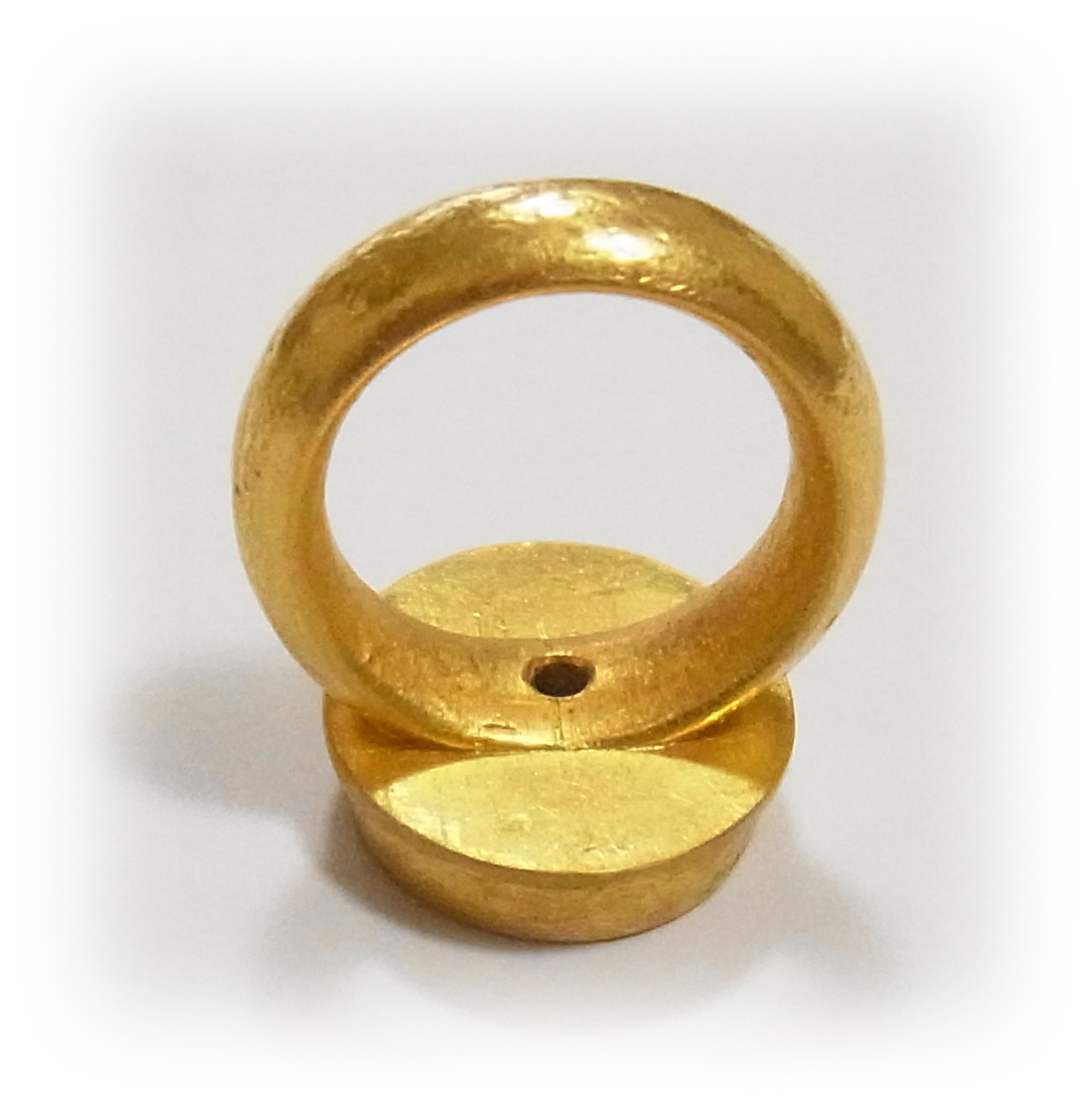 Step8:Scrape off the adhesive surface on the ring so that the ring adheres to the bezel without any gaps.